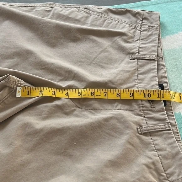 Express Men’s Classic Fit Khaki Flat Front At-The-Knee Shorts Size 33 - Picture 8 of 9